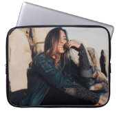 Sitzen und Lächeln einer Frau mit schwarzen Hosen Laptopschutzhülle (Vorderseite)