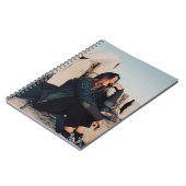 Sitzen und Lächeln einer Frau mit schwarzen Hosen Notizblock (Linke Seite)