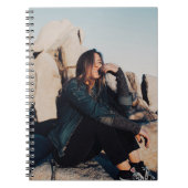 Sitzen und Lächeln einer Frau mit schwarzen Hosen Notizblock (Vorderseite)