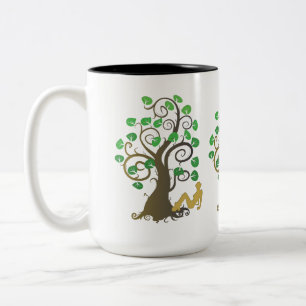 Sitzen unter dem Baum Zweifarbige Tasse