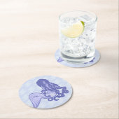 Sitzen von Mermaid Blue Runder Pappuntersetzer (Vor Ort)
