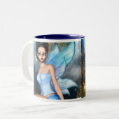 Sitzende hübsche Fee Zweifarbige Tasse (Vorderseite Links)