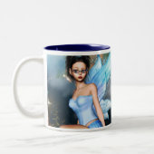 Sitzende hübsche Fee Zweifarbige Tasse (Links)