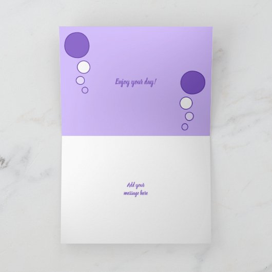 Sitzende lila Flieder des Fotos der Kalikokatze Karte (Innenseite)