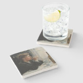 Sitzende Menschen verloren in Gedanken an den Tisc Steinuntersetzer (Seitenansicht)