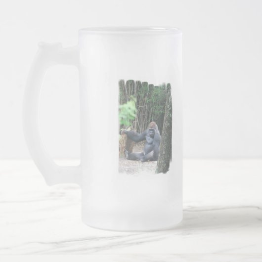 Sitzende Silverback-Gorilla-mattierte Tasse (Links)