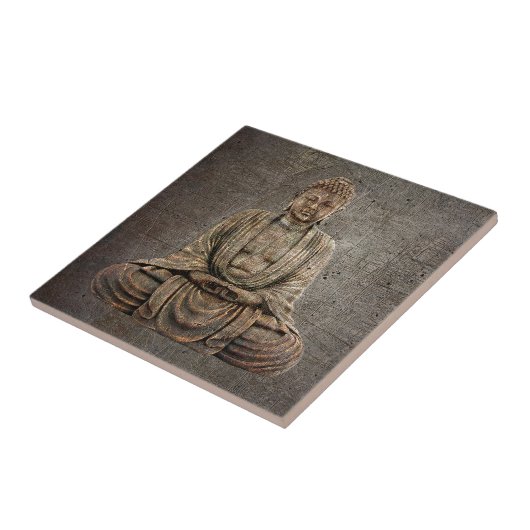 Sitzender Buddha auf beunruhigtem Fliese (Seite)