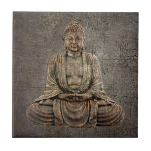 Sitzender Buddha auf einem abgenutzten Metallhinte Fliese