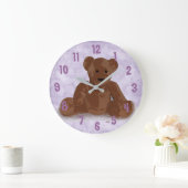 Sitzender Teddy-Bär (lila Hintergrund) Große Wanduhr (Zuhause)