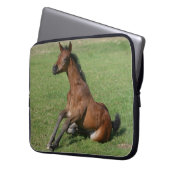 Sitzendes arabisches Fohlen Laptopschutzhülle (Vorderseite Links)