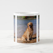 Sitzendes golden retriever Jumbo-Tasse (Vorderseite)
