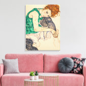 Sitzgelegene Frau mit Bent Knee, 1917 von Egon Sch Leinwanddruck (Insitu (Wohnzimmer))