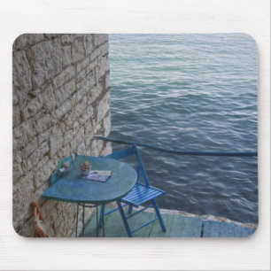 Sitzplätze mit Blick auf das Meer für zwei Persone Mousepad
