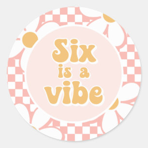 Six is a Vibe Pink Daisy Karo Runder Aufkleber