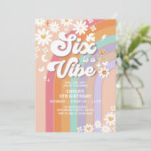 Six ist ein Vibe Daisy Rainbow Groovy 6. Geburtsta Einladung (Stehend Vorderseite)