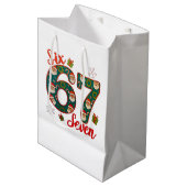 Six Seven 67 6 7 Meme Christmas Xmas Santa Hat Mittlere Geschenktüte (Vorderseite Schrägansicht)
