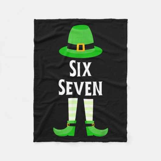 Six Seven 67 St Patricks Day Kids Funny Leprechaun Fleecedecke (Vorderseite)