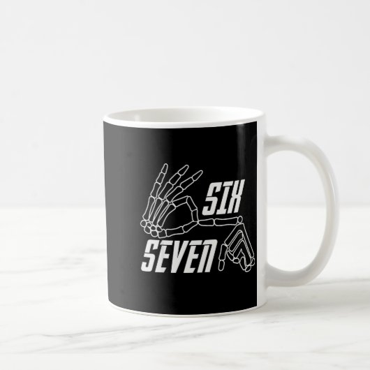 Six Seven 6 7 Meme Funny Skeleton Hands Sign Hallo Kaffeetasse (Rechts)