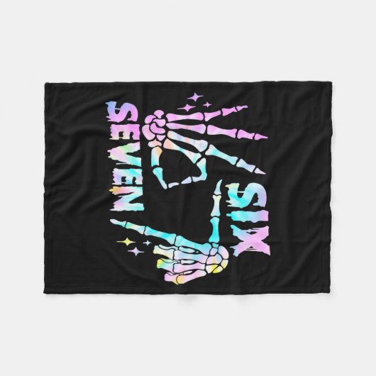 Six Seven 6 7 Meme Funny Skeleton Hands Sign Let's Fleecedecke (Vorderseite (Horizontal))