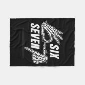 Six Seven 6 7 Meme Funny Skeleton Hands Sign Let's Fleecedecke (Vorderseite (Horizontal))