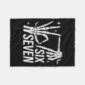 Six Seven 6 7 Meme Funny Skeleton Hands Sign Let's Fleecedecke (Vorderseite (Horizontal))