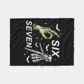Six Seven 6 7 Meme Funny Witch Skeleton Hands Hall Fleecedecke (Vorderseite (Horizontal))