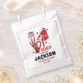 Six Seven Birthday Skeleton Hands Party Geschenktütchen (Ausgeschnitten)