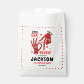 Six Seven Birthday Skeleton Hands Party Geschenktütchen (Vorderseite)