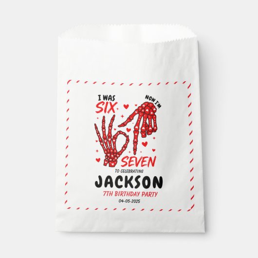 Six Seven Birthday Skeleton Hands Party Geschenktütchen (Vorderseite)