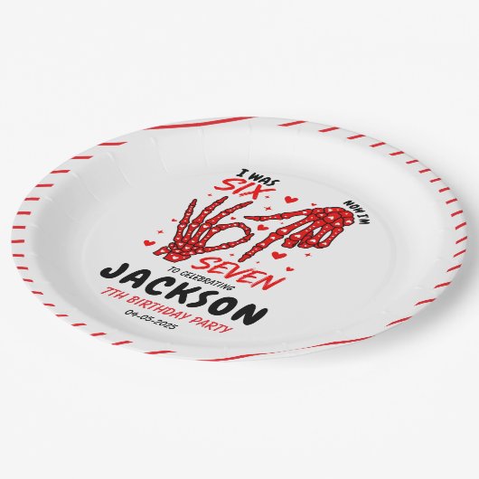 Six Seven Birthday Skeleton Hands Party Pappteller (Schrägansicht)