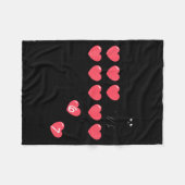 Six Seven Black Cat Knocking Off Hearts Funny 67 V Fleecedecke (Vorderseite (Horizontal))