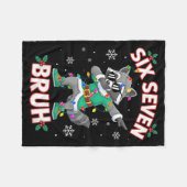 Six Seven Bruh Dabbing Raccoon Funny Christmas 6 7 Fleecedecke (Vorderseite (Horizontal))