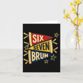 Six Seven Bruh Vintage Pennant Graphic Tee  Karte (Gelbe Blume)