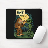 Six Seven Funny Bigfoot And Alien 67 Viral Meme Sa Mousepad (Mit Mouse)