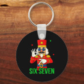 Six Seven Meme Funny Holiday Toy Soldier Schlüsselanhänger (Vorderseite)