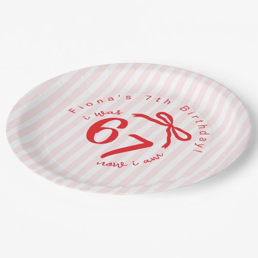 Six Seven Trendy Red Bow Coquette 7th Birthday Pappteller (Schrägansicht)