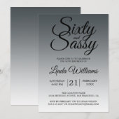 Sixty and Sassy Charcoal Black 60th Birthday Einladung (Vorne/Hinten)