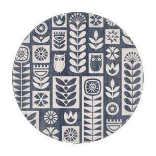 Skandinavische Flora: Weiß, blau, Minimalistisch. Schneidebrett