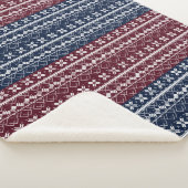 Skandinavische Ornamente auf blauen, bordeauxfarbe Sherpadecke (3/4)