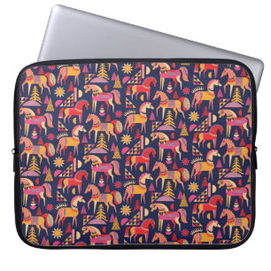 Skandinavische Pferde Muster nahtlos Design. Dekor Laptopschutzhülle