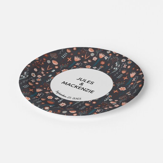 Skandinavische Sommer-Blume Dark Boho Hochzeit Pappteller (Schrägansicht)