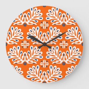 Skandinavische Tradition: Ethnische Blumenmosaik. Große Wanduhr