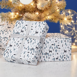 Skandinavischer Winterwald mit Tieren in Blau auf  Geschenkpapier