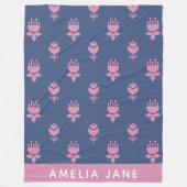 Skandinavisches Blumenmuster Blau Pink Mit Monogra Fleecedecke (Vorderseite)