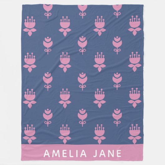 Skandinavisches Blumenmuster Blau Pink Mit Monogra Fleecedecke (Vorderseite)