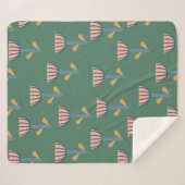 Skandinavisches Folkloremuster im Blumenmuster in Sherpadecke (Vorderseite (Horizontal))