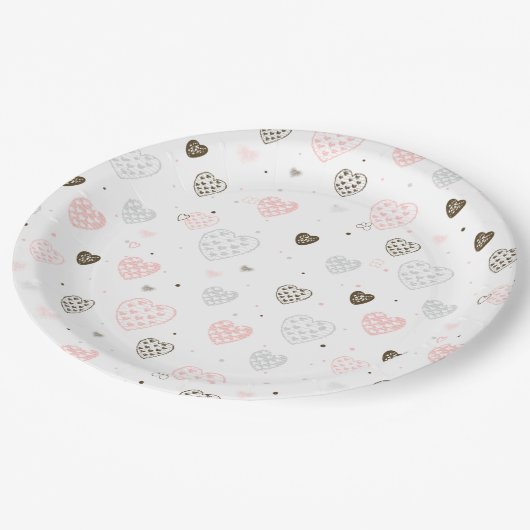 Skandinavisches Herzmuster Pappteller (Schrägansicht)