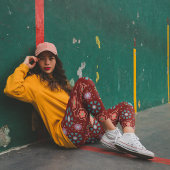 Skandinavisches Volk auf dem roten Muster des Stal Leggings