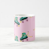 Skate der Retrowalze: rosa Muster. Kaffeetasse (Mittel)