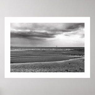 Skate, die am Strandschwarzweiss-Plakat surfen Poster